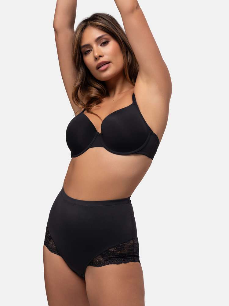 BRIGITTE MIT MITTLERER TAILLE