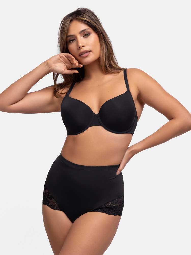 BRIGITTE MIT MITTLERER TAILLE