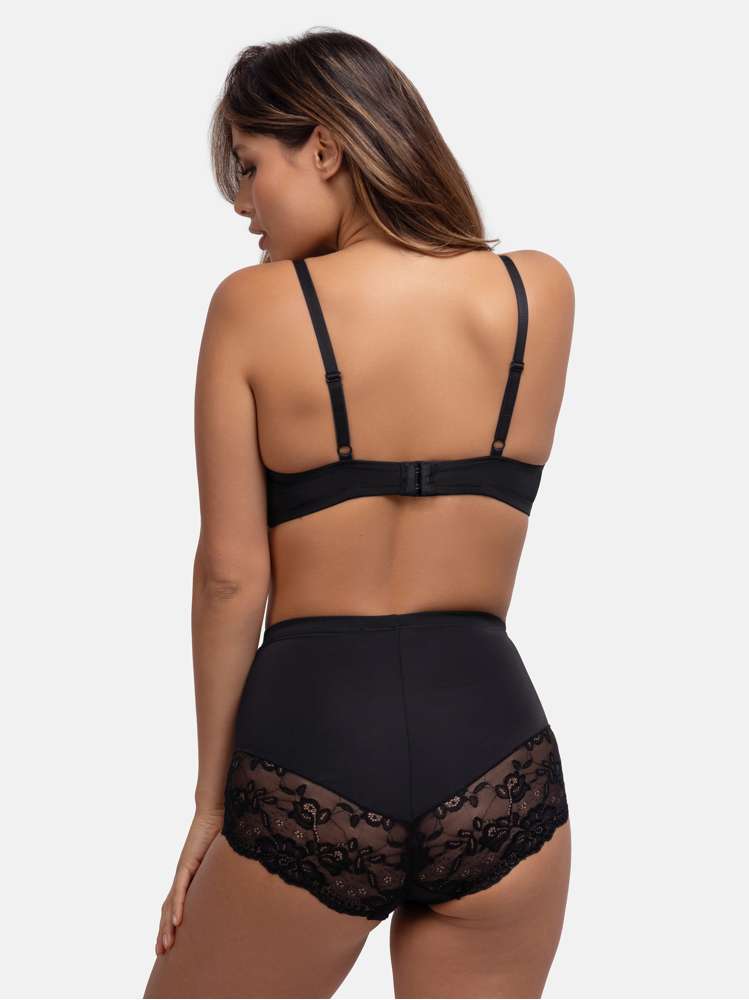 BRIGITTE MIT MITTLERER TAILLE